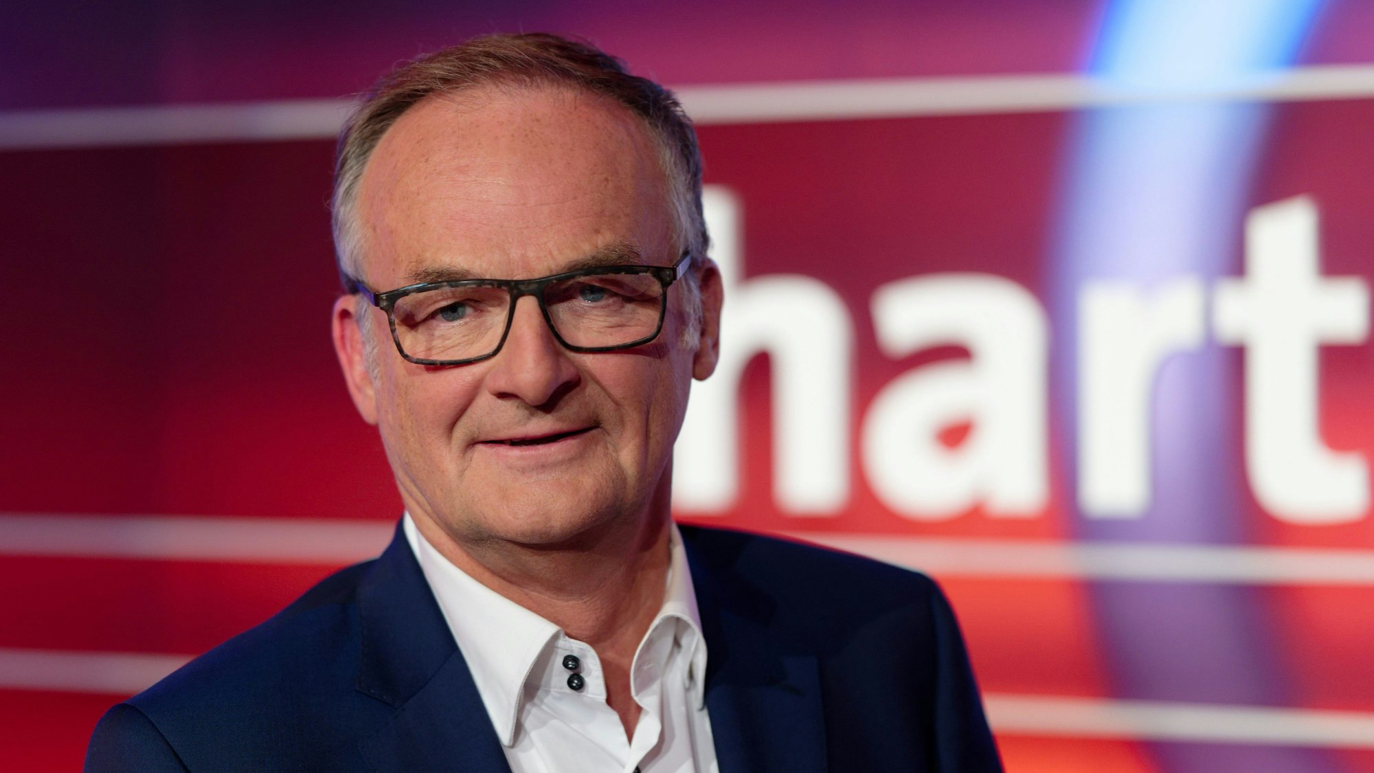 Moderator Frank Plaßberg steht nach einer Live-Produktion der Diskussionssendung „Hart aber fair“ im Studio.