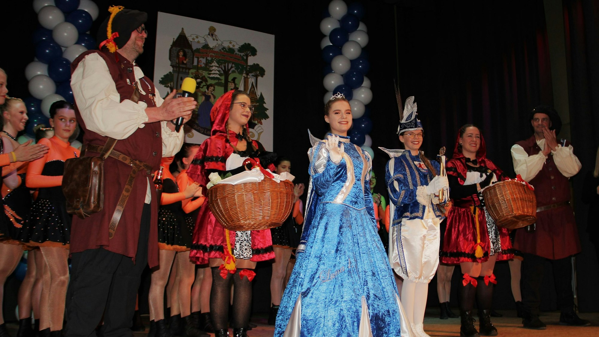 Das Leichlinger Jugendprinzenpaar Luna I. und Finya I. Moll in märchenhafter Sessions-Kulisse auf der Bühne der Stadthalle Bergisch Neukirchen.