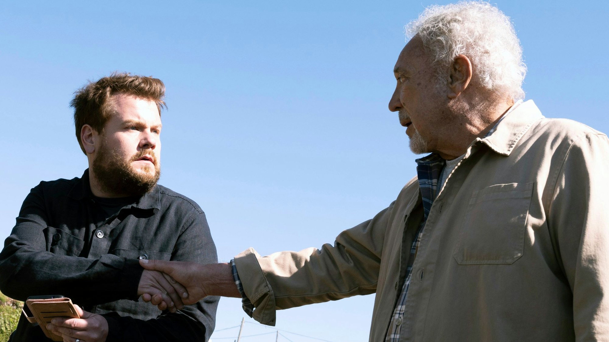 James Corden und Tom Jones geben sich die Hand.