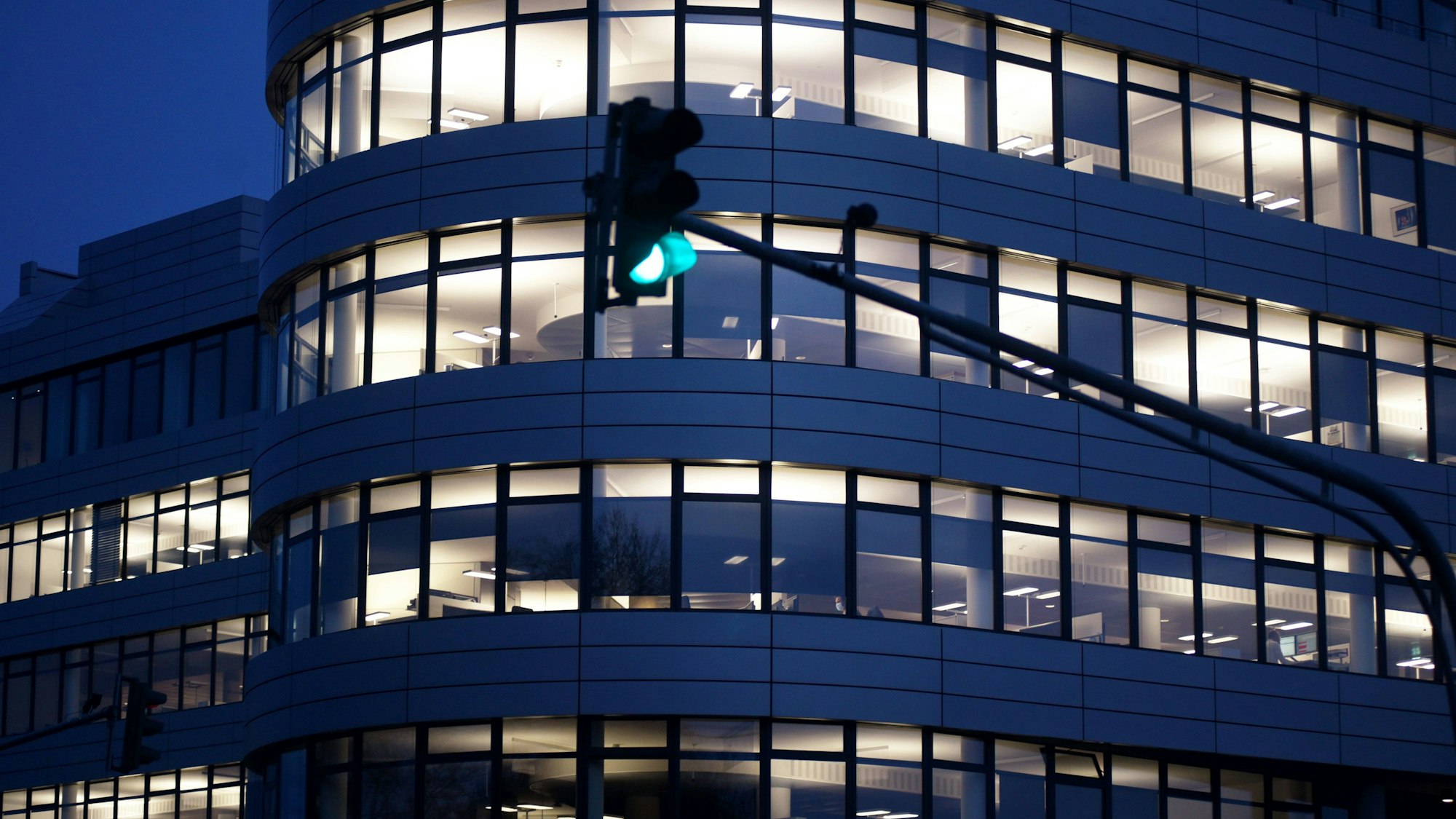 In den Büroräumen der Zentrale der Rhein-Energie am Parkgürtel in Ehrenfeld.
RheinEnergie brennt Licht.