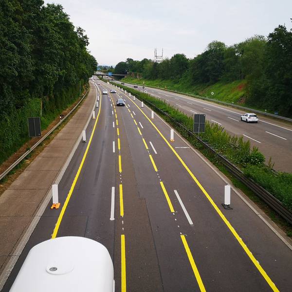 Verengte Fahrspuren auf der A555 bei Wesseling.