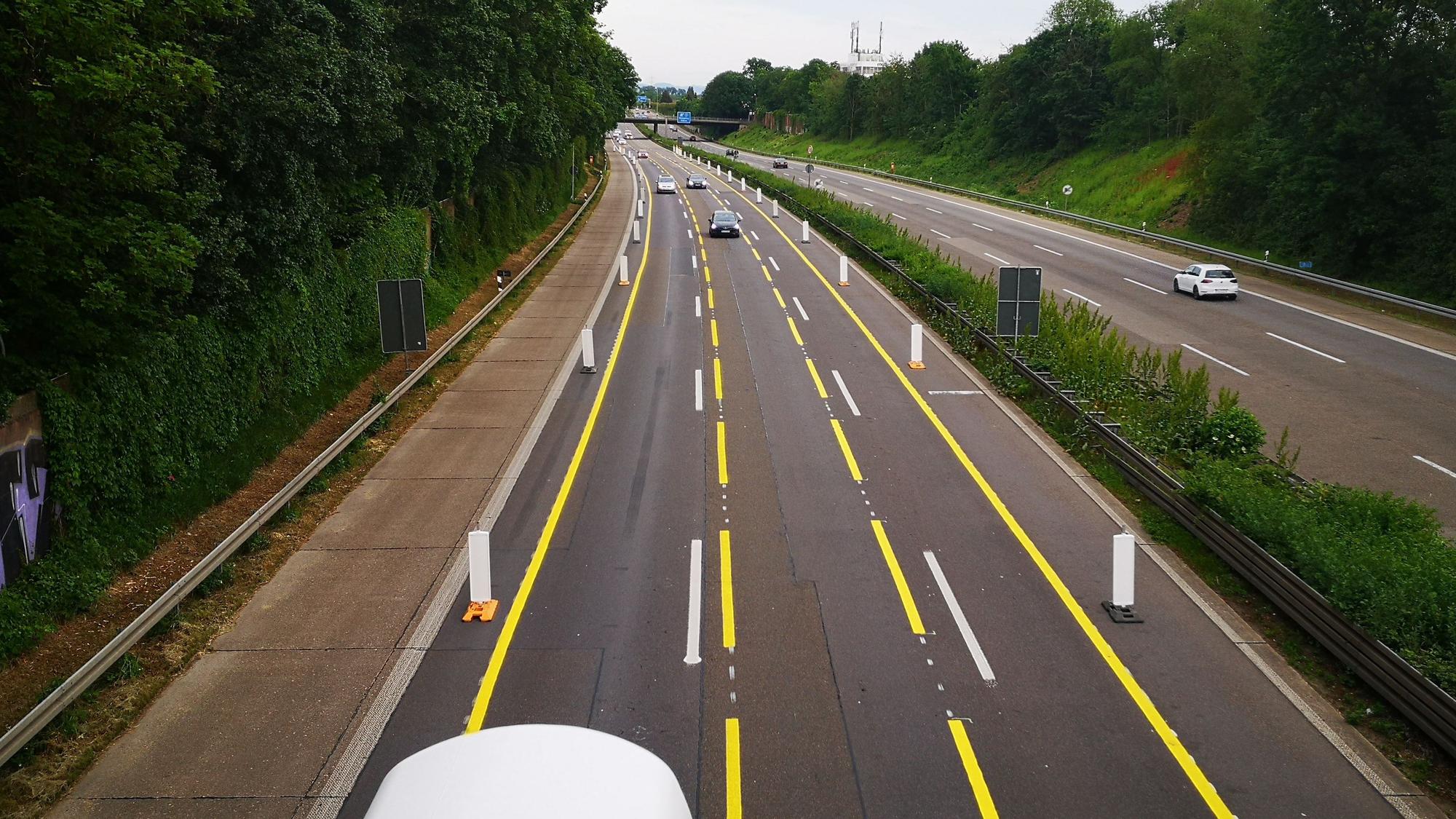 Verengte Fahrspuren auf der A555 bei Wesseling.