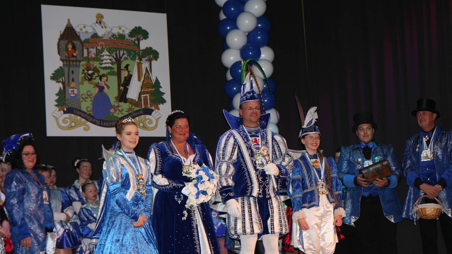 Mark I. und Tanja I. Lützenkirchen nach ihrer Proklamation erstmals im Ornat bei der Prinzenproklamation auf der Bühne der Stadthalle in Bergisch Neukirchen
