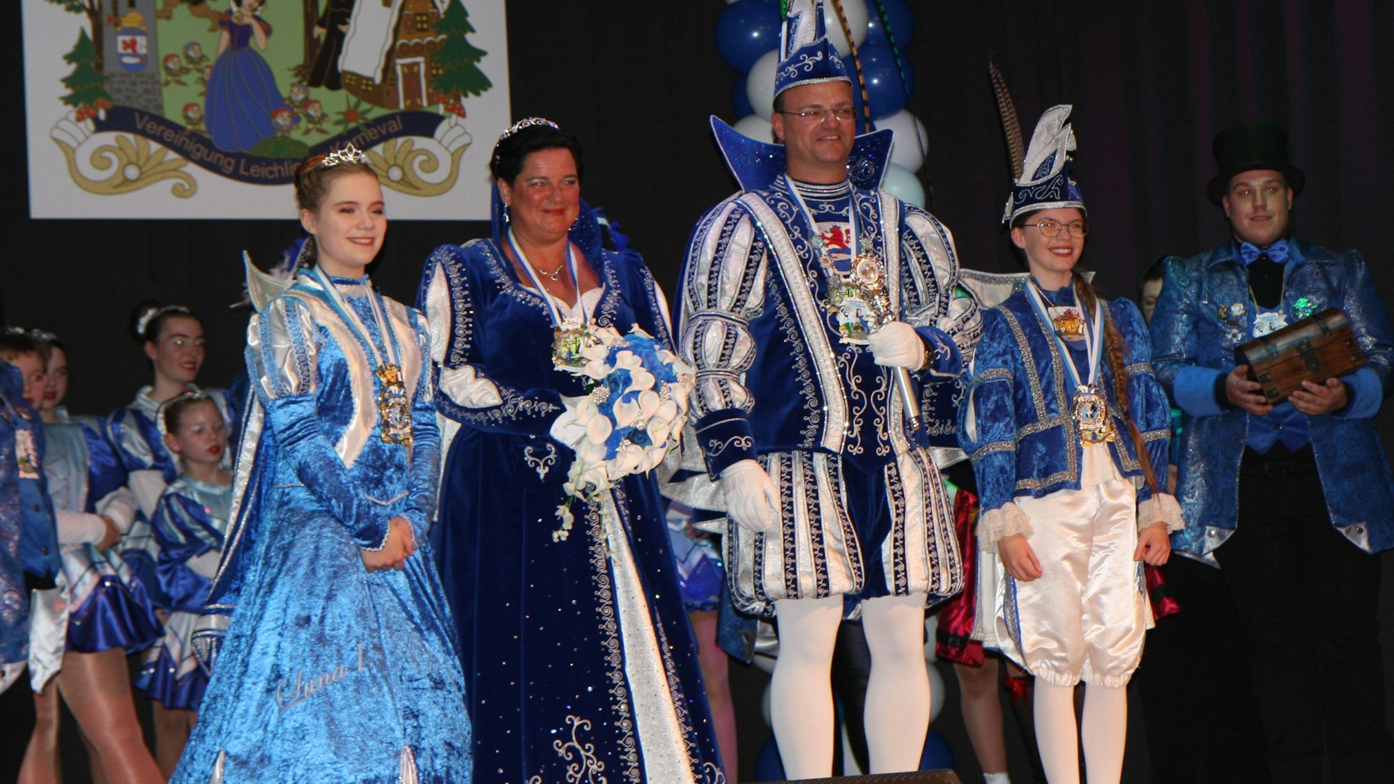 Mark I. und Tanja I. Lützenkirchen nach ihrer Proklamation erstmals im Ornat bei der Prinzenproklamation auf der Bühne der Stadthalle in Bergisch Neukirchen
