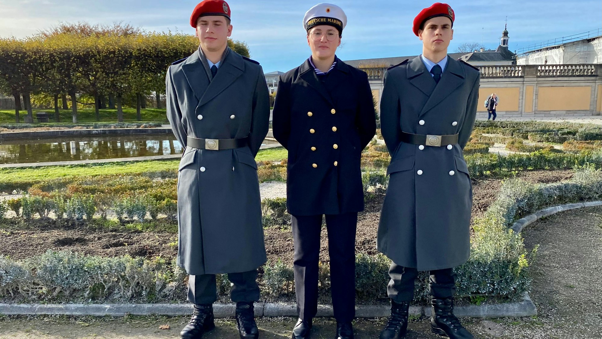 Die Bundeswehr-Rekrutin Victoria Paul und die Bundeswehr-Rekruten Bent Rabba und Max Schneider vor Schloss Augustusburg in Brühl.