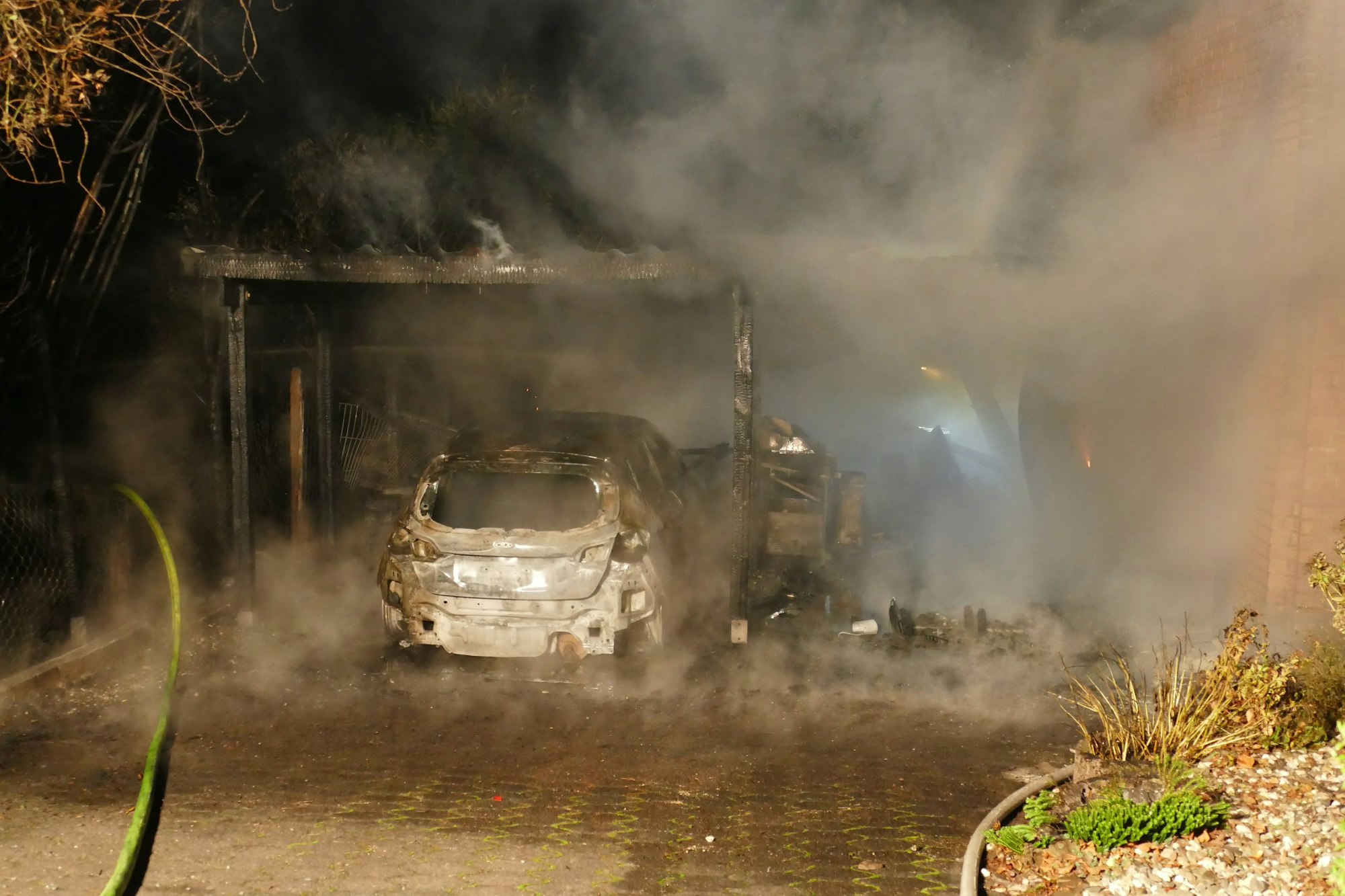 Neben dem Auto explodierten zwei Gasflaschen