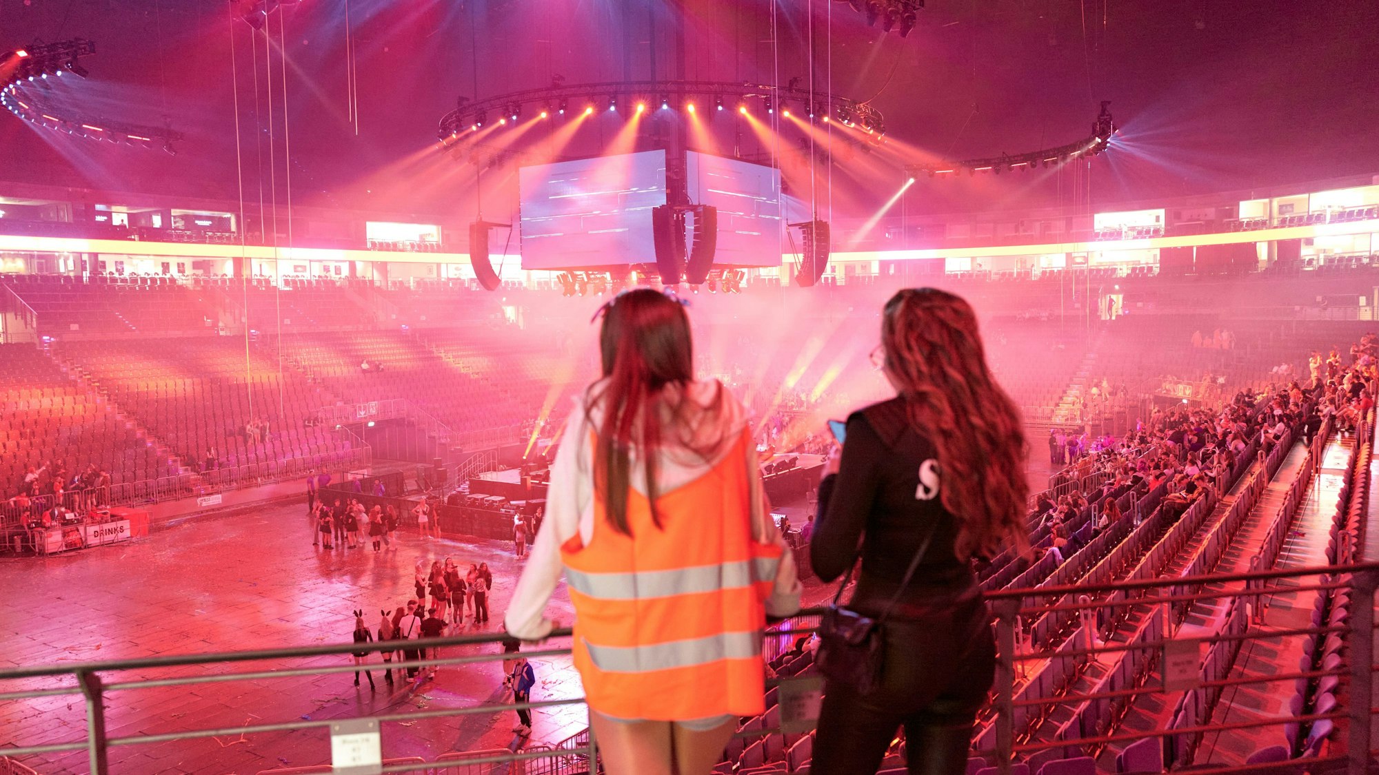 Zwei Besucherinnen blicken in die nur schwach besuchte Lanxess-Arena.