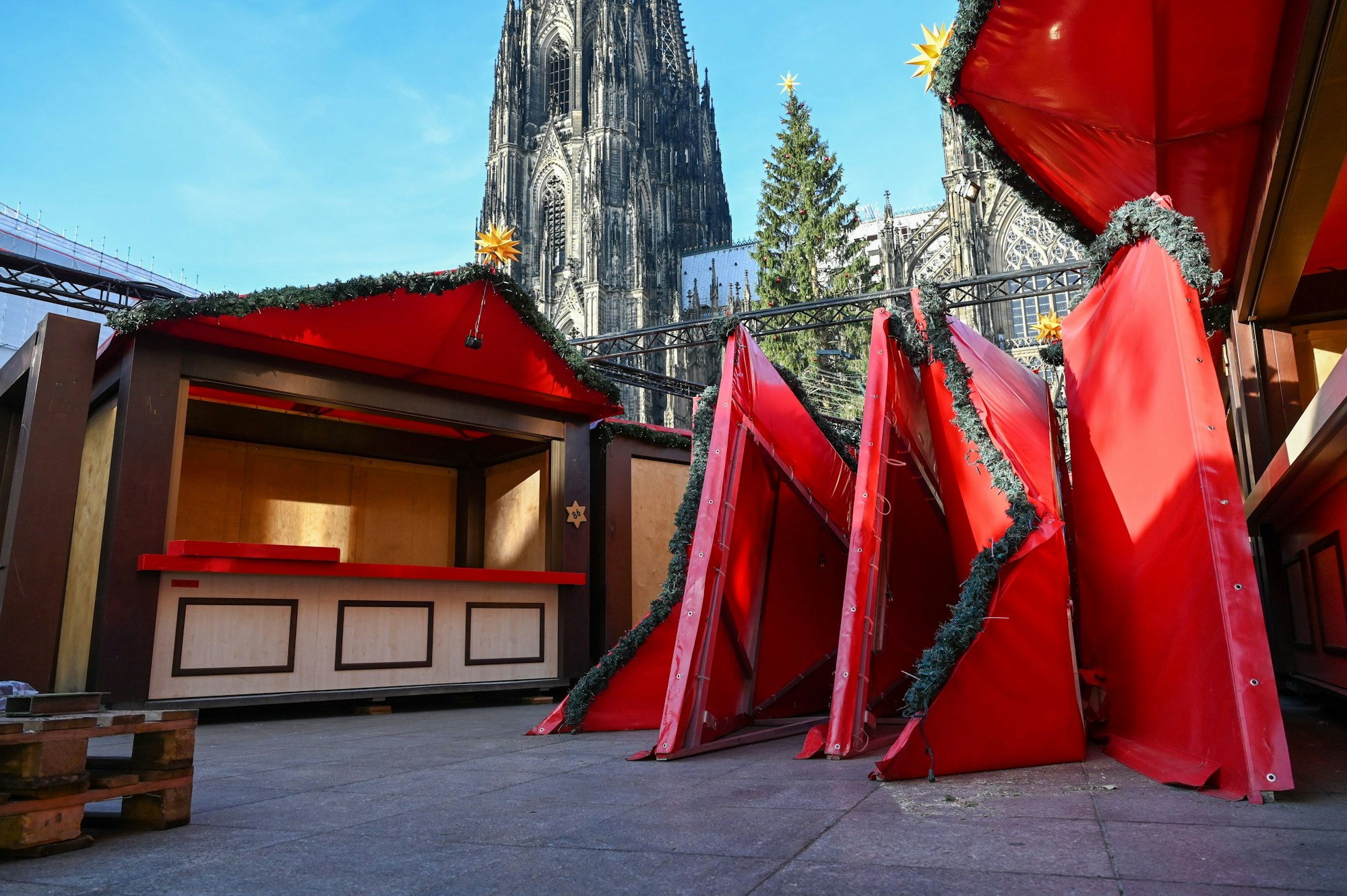 Der Weihnachtsmarkt am Kölner Dom wird aufgebaut.