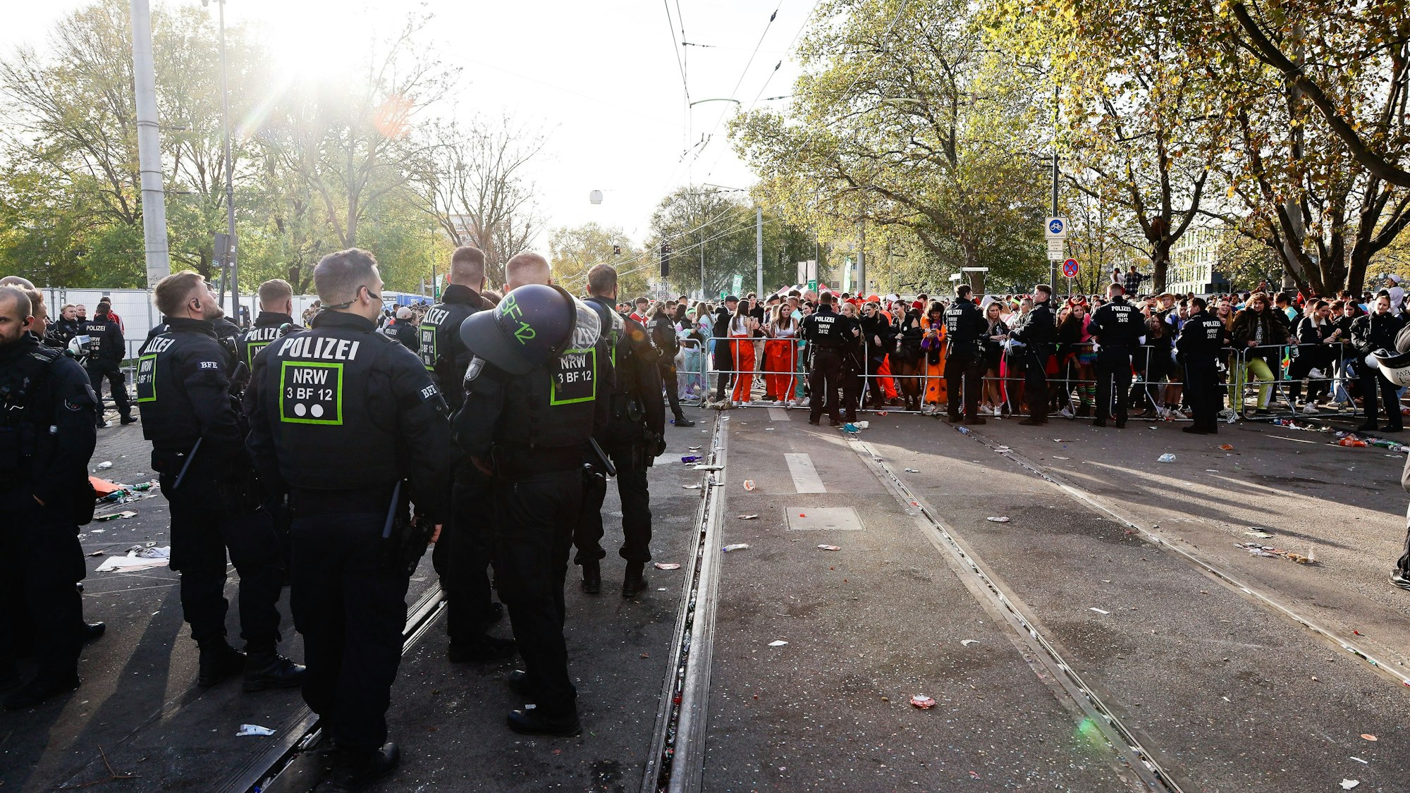 Drängelgitter, Polizei und Menschenmassen beim Sessionsauftakt an der Zülpicher Straße