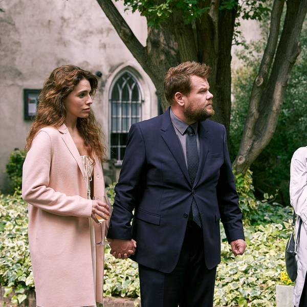 Jamie (James Corden) mit Amandine (Melia Kreiling) und seiner Schwester Lue (Sally Hawkins) sowie Schwager Colin (Jeff Wilson) stehen in einem Garten.