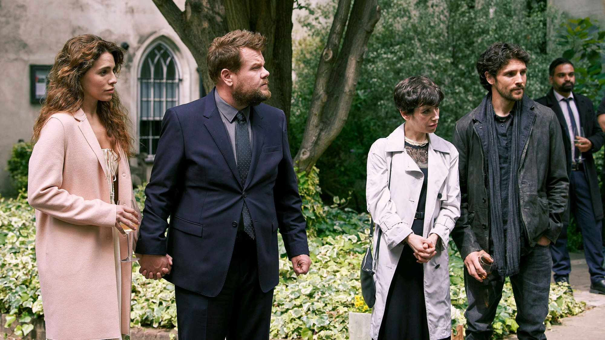 Jamie (James Corden) mit Amandine (Melia Kreiling) und seiner Schwester Lue (Sally Hawkins) sowie Schwager Colin (Jeff Wilson) stehen in einem Garten.