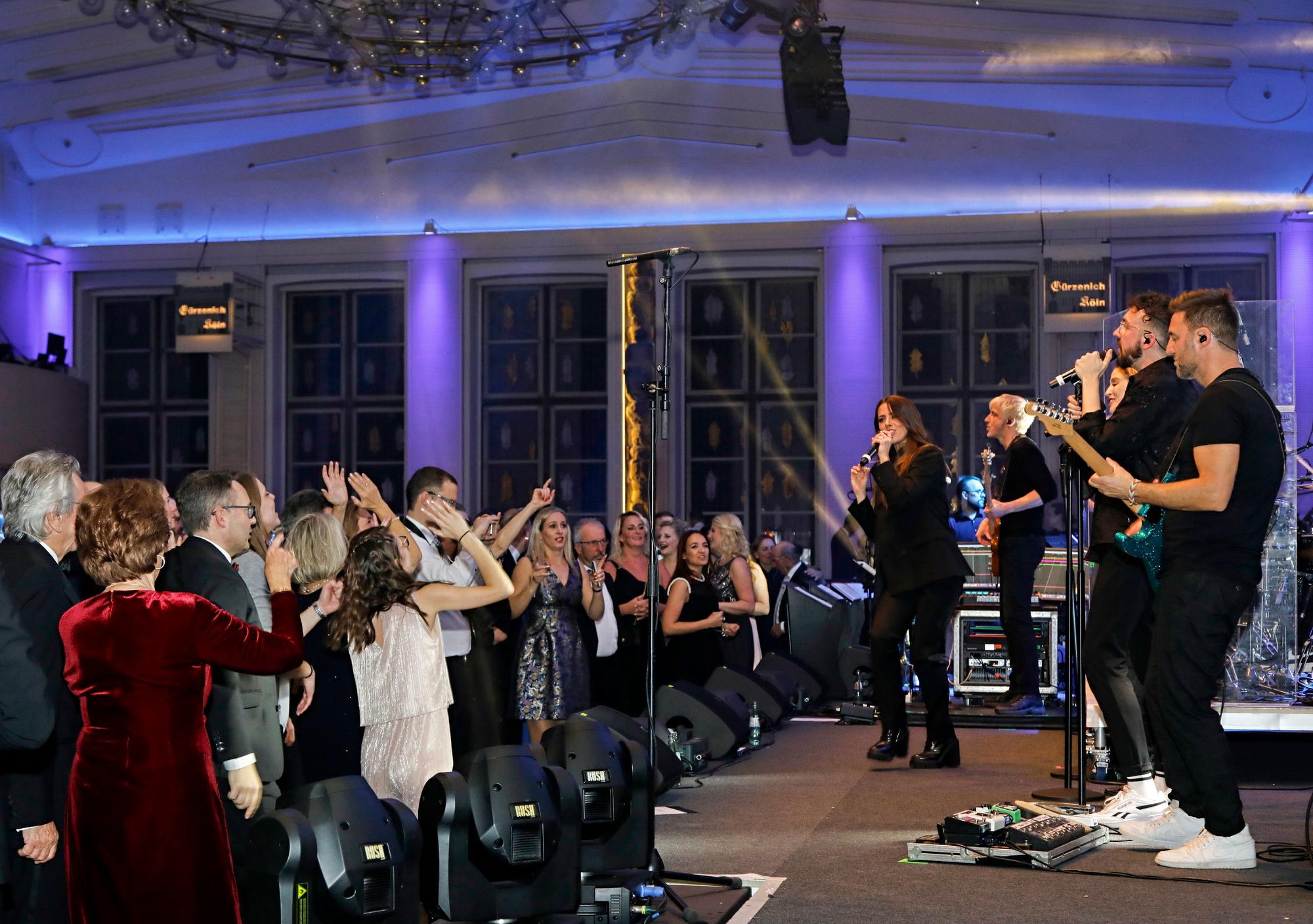 Vanessa Mai mit Band beim Ballkristall der Blauen Funken im Kölner Gürzenich.