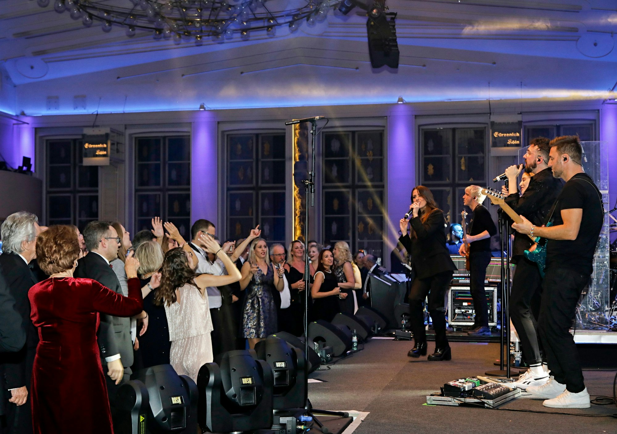 Vanessa Mai mit Band beim Ballkristall der Blauen Funken im Kölner Gürzenich.