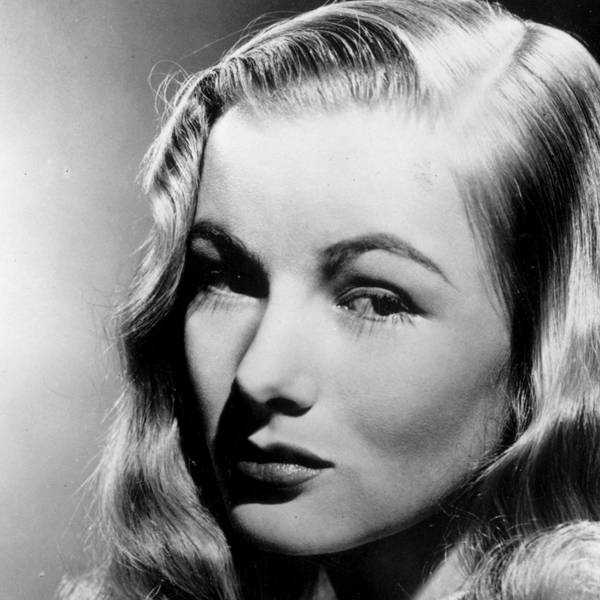 Die Schauspielerin Veronica Lake in Schwarzweiß. Ihr Markenzeichen, eine Haarlocke, die auf einer Seite über ihr Gesicht hängt.