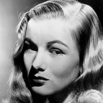 Die Schauspielerin Veronica Lake in Schwarzweiß. Ihr Markenzeichen, eine Haarlocke, die auf einer Seite über ihr Gesicht hängt.