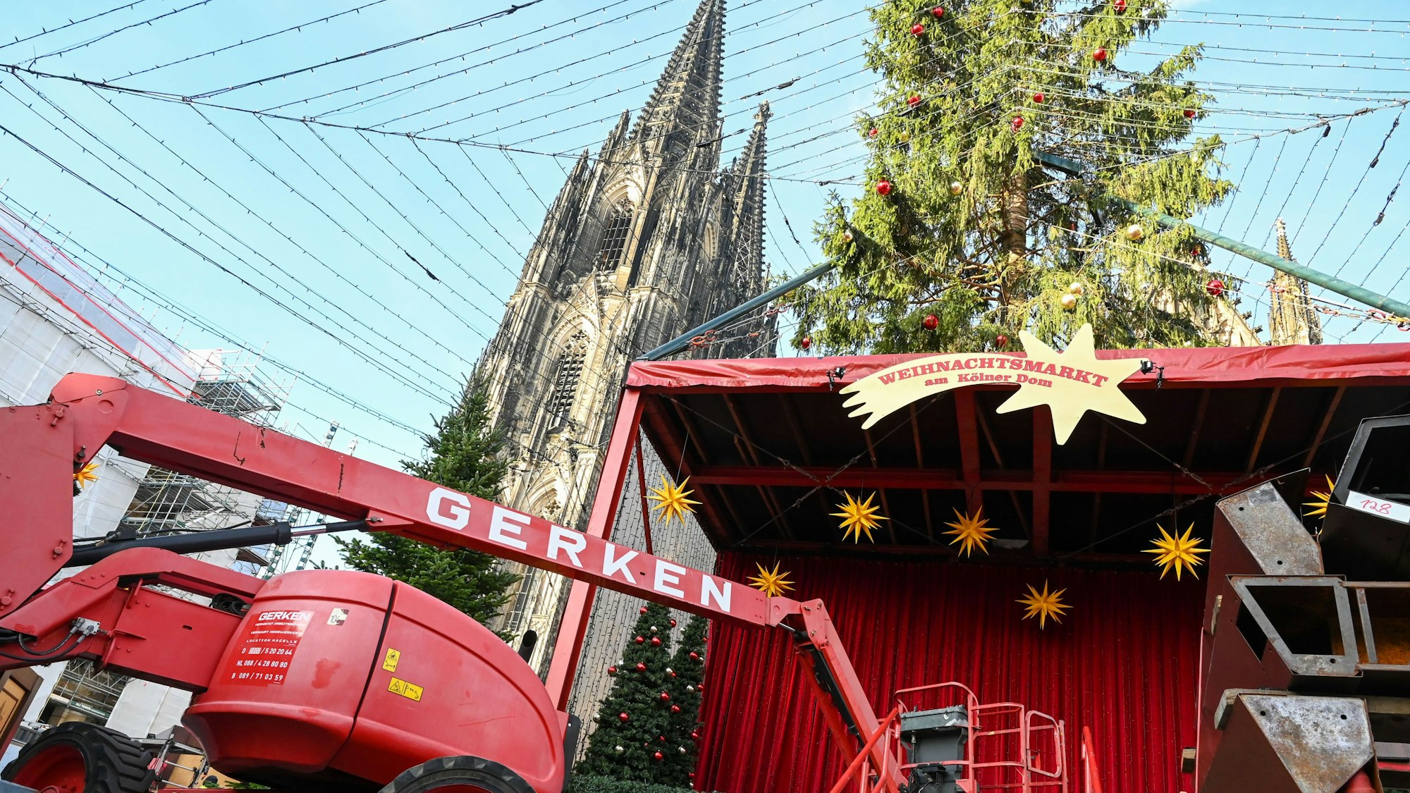 Der Weihnachtsmarkt am Kölner Dom wird aufgebaut.