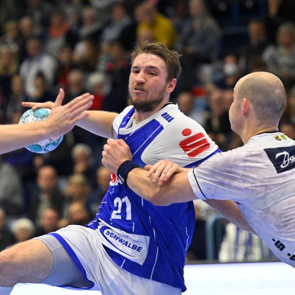 VfL-Handballer Dominik Mappes im Sprungwurf. Flensburger Spieler versuchen, ihn zu decken.