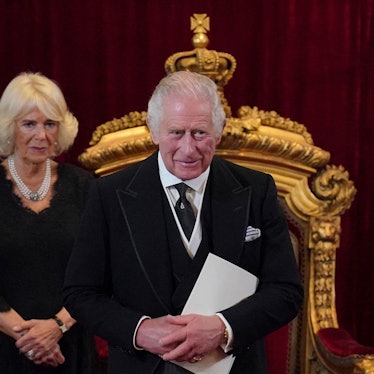 König Charles III. und Königsgemahlin Camilla stehen vor dem Thron.