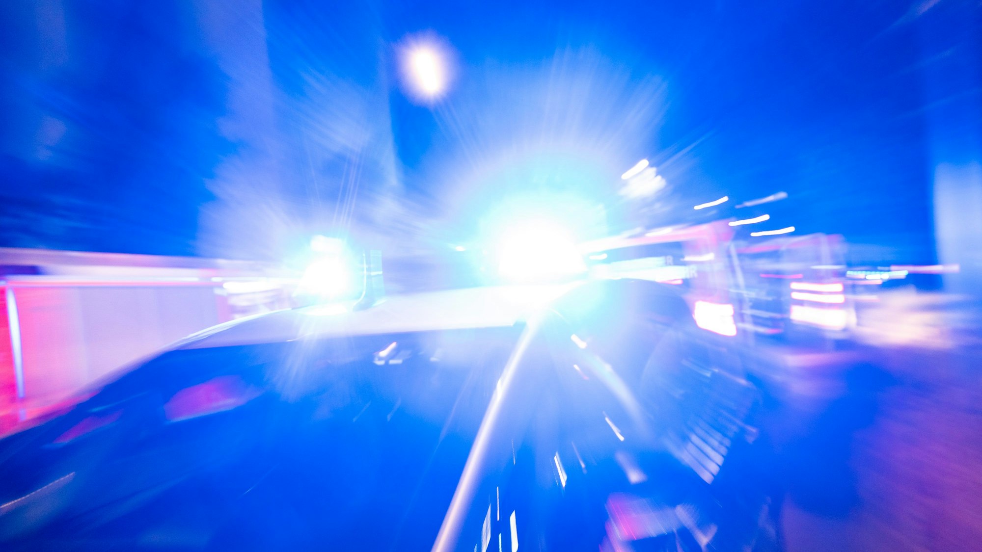 Schon auf der A3 soll der 40-Tonner geschlingert sein, auf der A4 wurde er dann gestoppt. (Symbolbild)