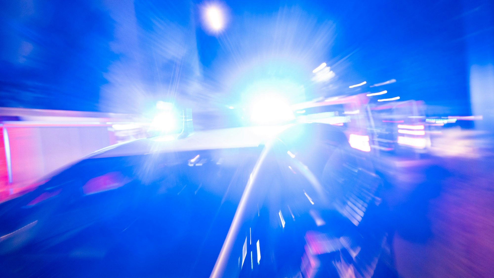 Ein Polizeiauto hat Warnlicht an. (Symbolbild)