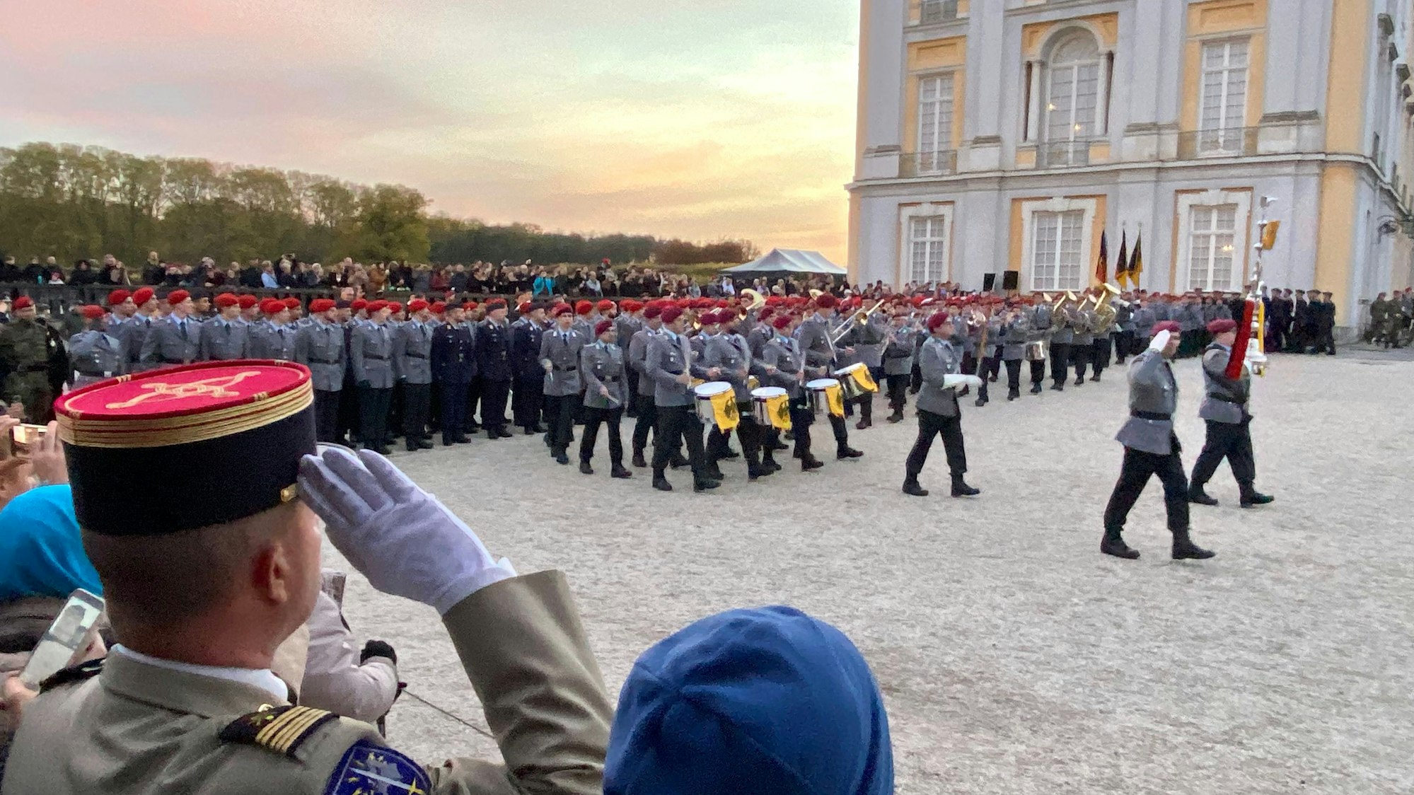 Rekrutinnen und Rekruten legen vor dem Schloss Augustusburg in Brühl ihr Gelöbnis ab.