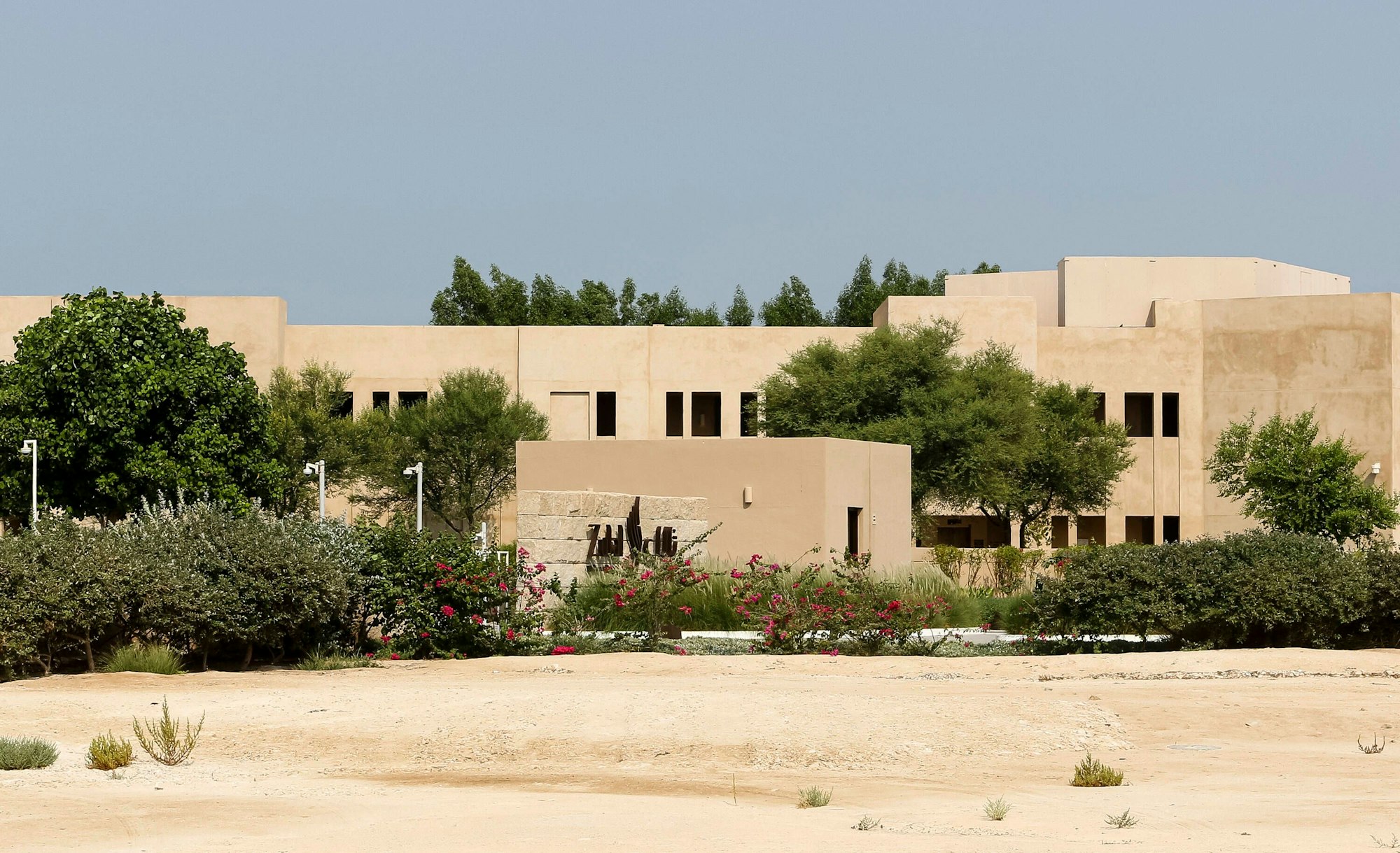 16.09.2022, Vorschau zur Fussball Weltmeisterschaft 2022 in Katar, VAE. Aussenansicht des Zulal Wellness Resort. Die deutsche Fußball-Nationalmannschaft wird hier im Zulal Wellness Resort in Al-Ruwais im Norden des Emirats während der WM unterkommen. *** 16 09 2022, Preview of the 2022 World Cup in Qatar, UAE Exterior view of the Zulal Wellness Resort The German national soccer team will be staying here at the Zulal Wellness Resort in Al Ruwais in the north of the emirate during the World Cup