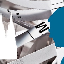 Ein Schattenriss zeigt Kardinal Rainer Woelki im Profil, dahinter geschredderte Akten.