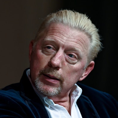 Boris Becker blickt an der Kamera vorbei.