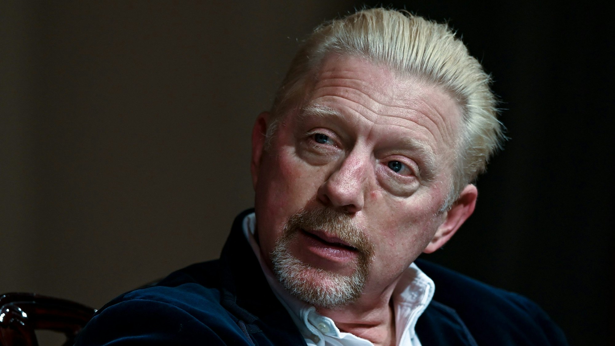 Boris Becker blickt an der Kamera vorbei.