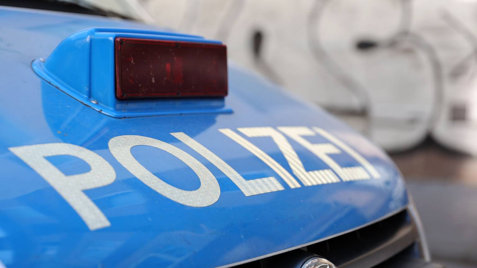 Motorhaube eines Polizeiautos mit Warnlicht-Leuchte