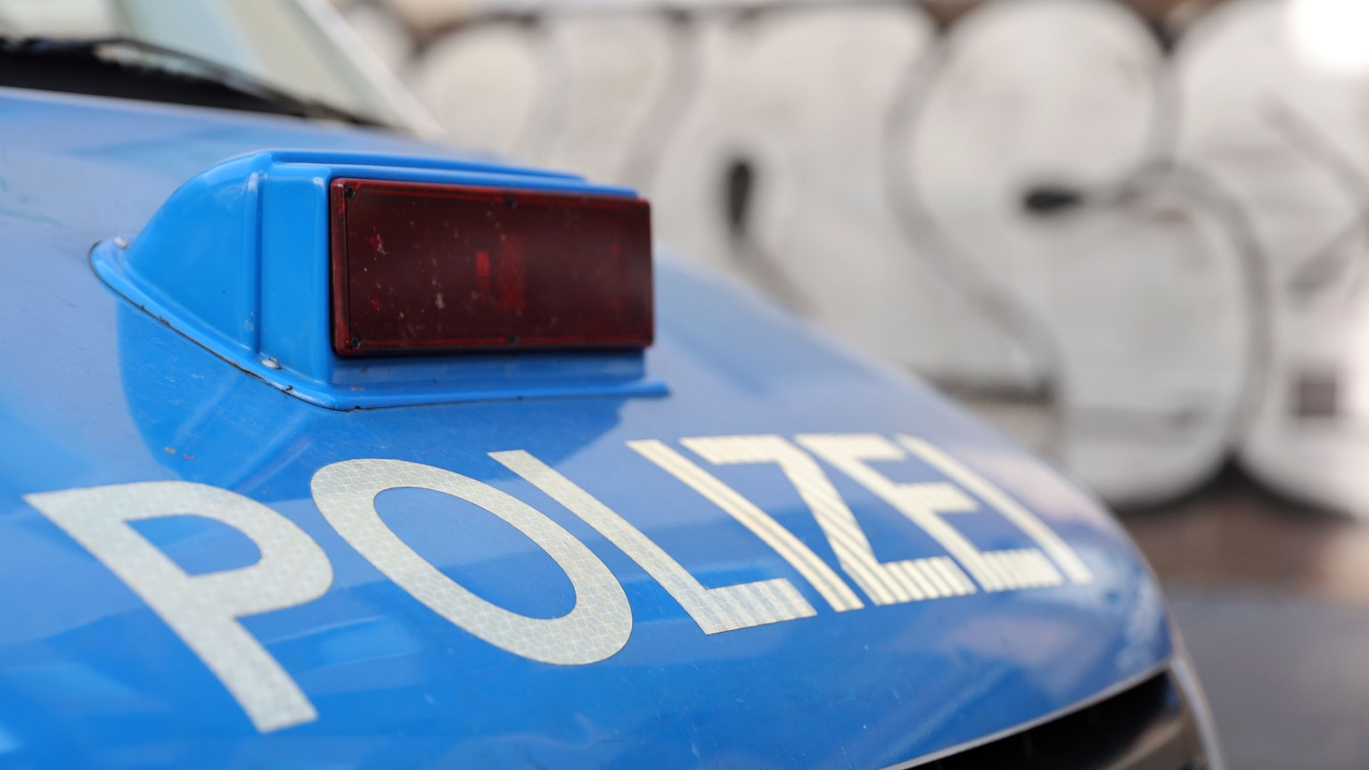Die Kühlerhaube eines Polizeifahrzeugs