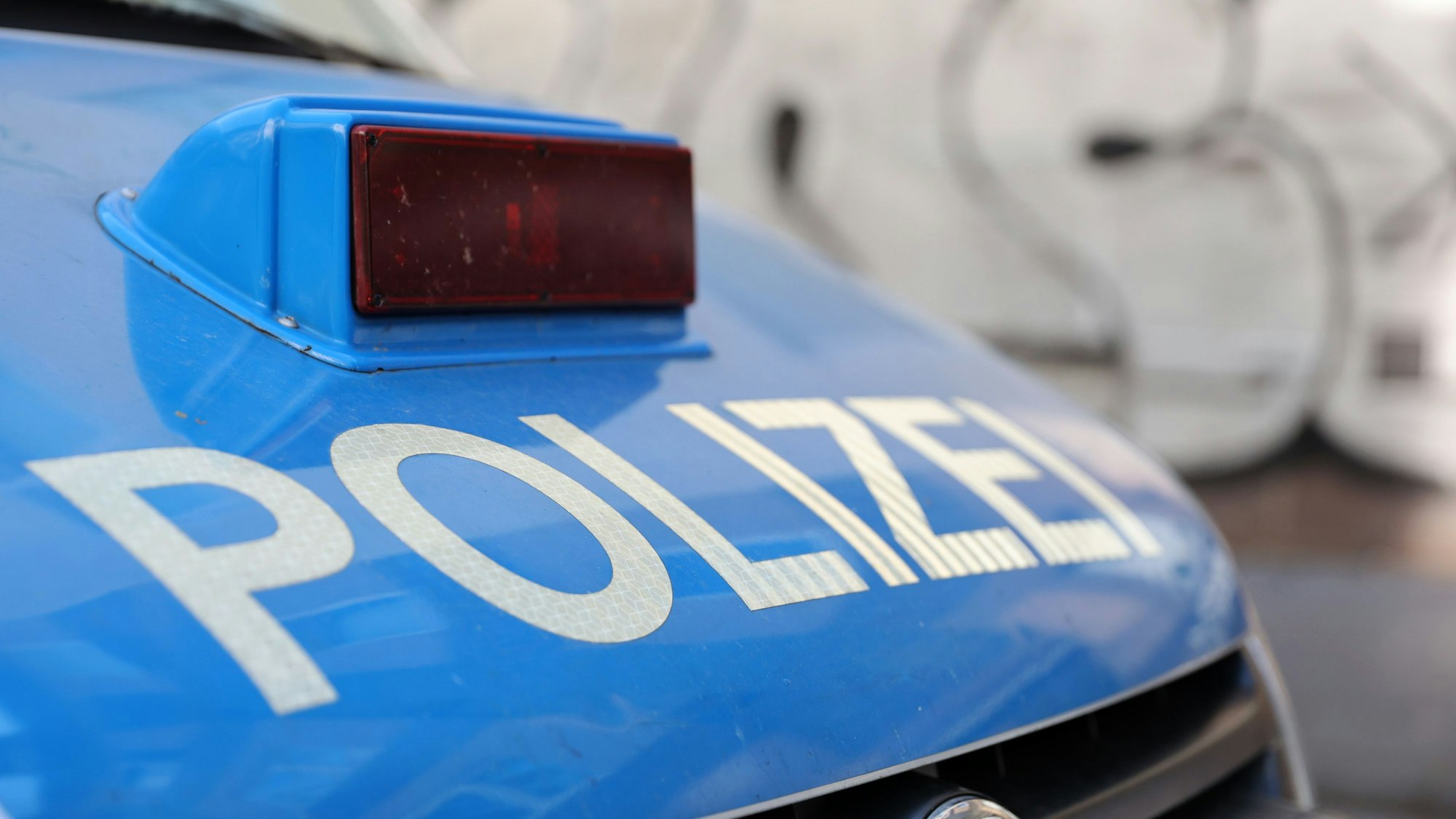 Das Foto zeigt einen Einsatzwagen der Kölner Polizei.