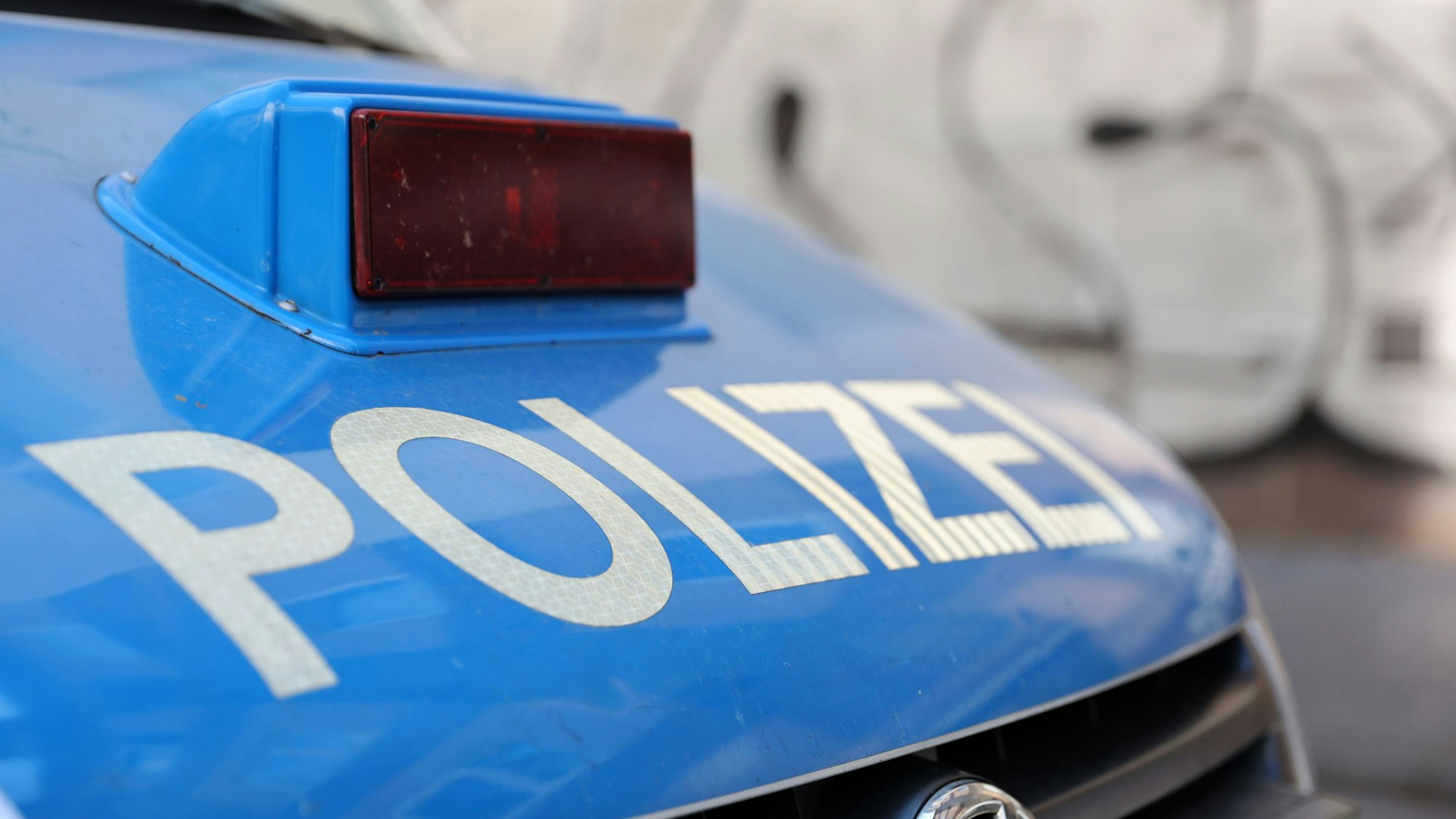 Die Aufschrift „Polizei“ ist auf einem Auto zu lesen.