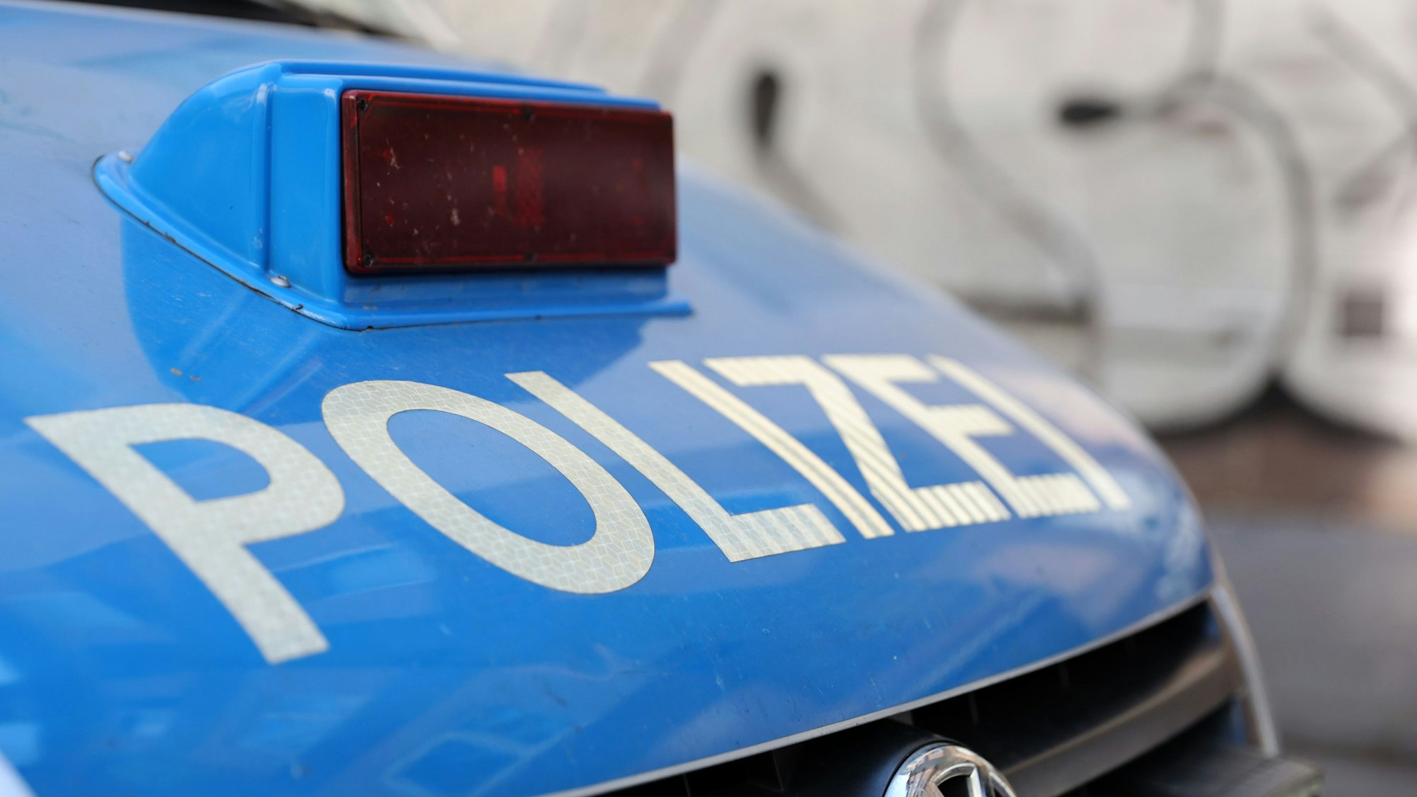 Das Foto zeigt einen Einsatzwagen der Kölner Polizei.
