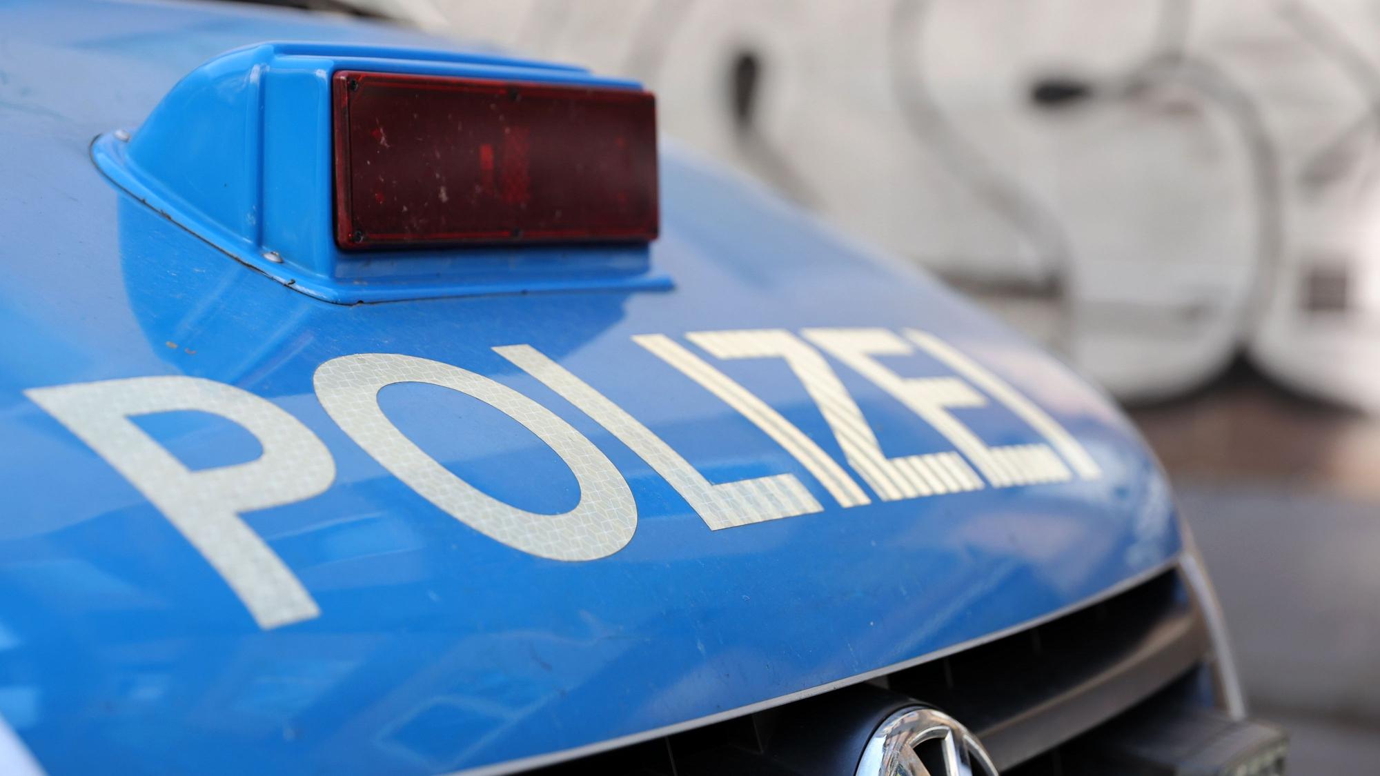 Das Bild zeigt die Haube eines Polizeiautos.