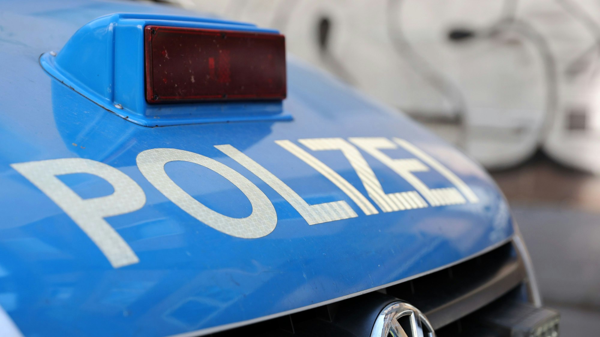 Das Foto zeigt ein Einsatzfahrzeug der Polizei Köln.