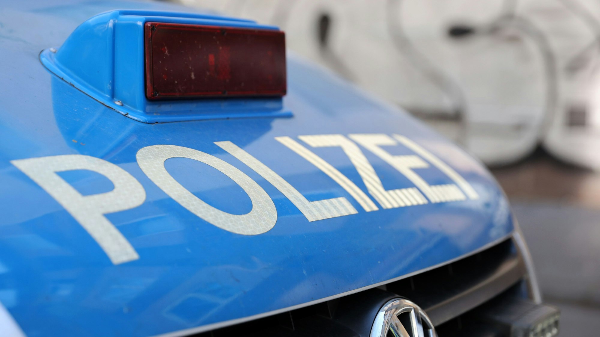 Das Foto zeigt die Motorhaube eines Polizeiwagens.