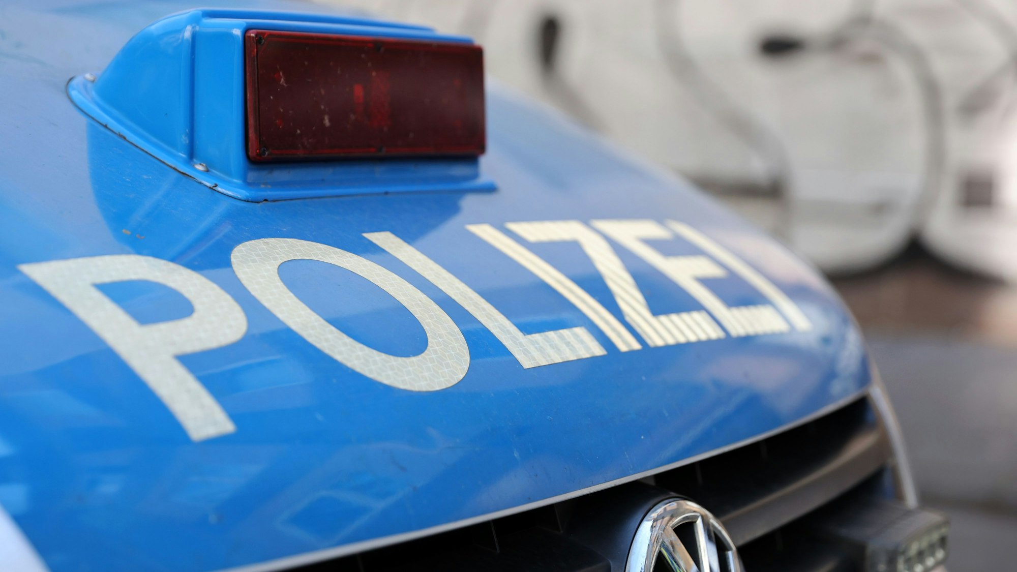 Die Polizei bittet um Hinweise auf die beiden Täter.