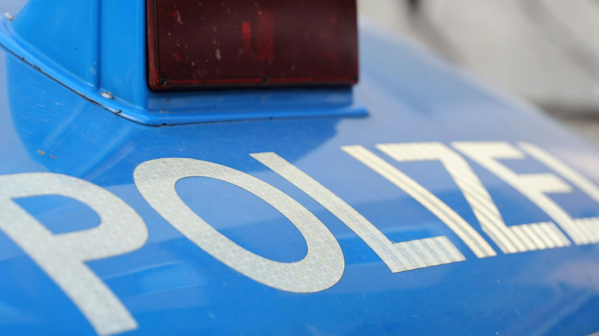 Motorhaube eines Polizeiautos mit Warnlicht-Leuchte