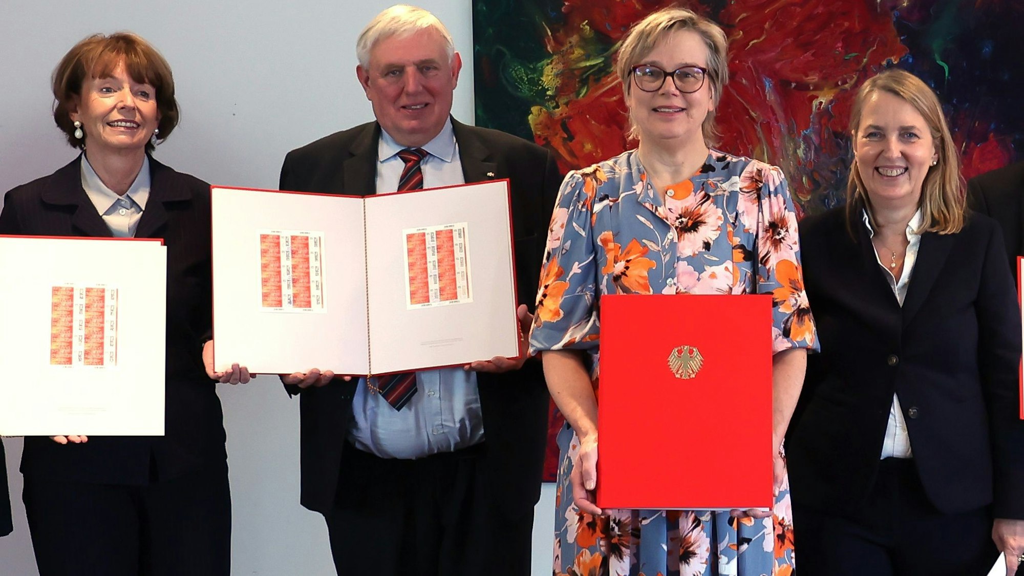 125 Jahre Deutscher Caritasverband: Festakt am Gründungsort in Köln.
Henriette Reker und Minister Karl-Josef Laumann zeigen eine Sonderbriefmarke der Caritas, rechts im Bild: Caritas-Präsidentin Eva Maria Welskop-Deffaa und Ministerialdirektorin Marianne Kothé