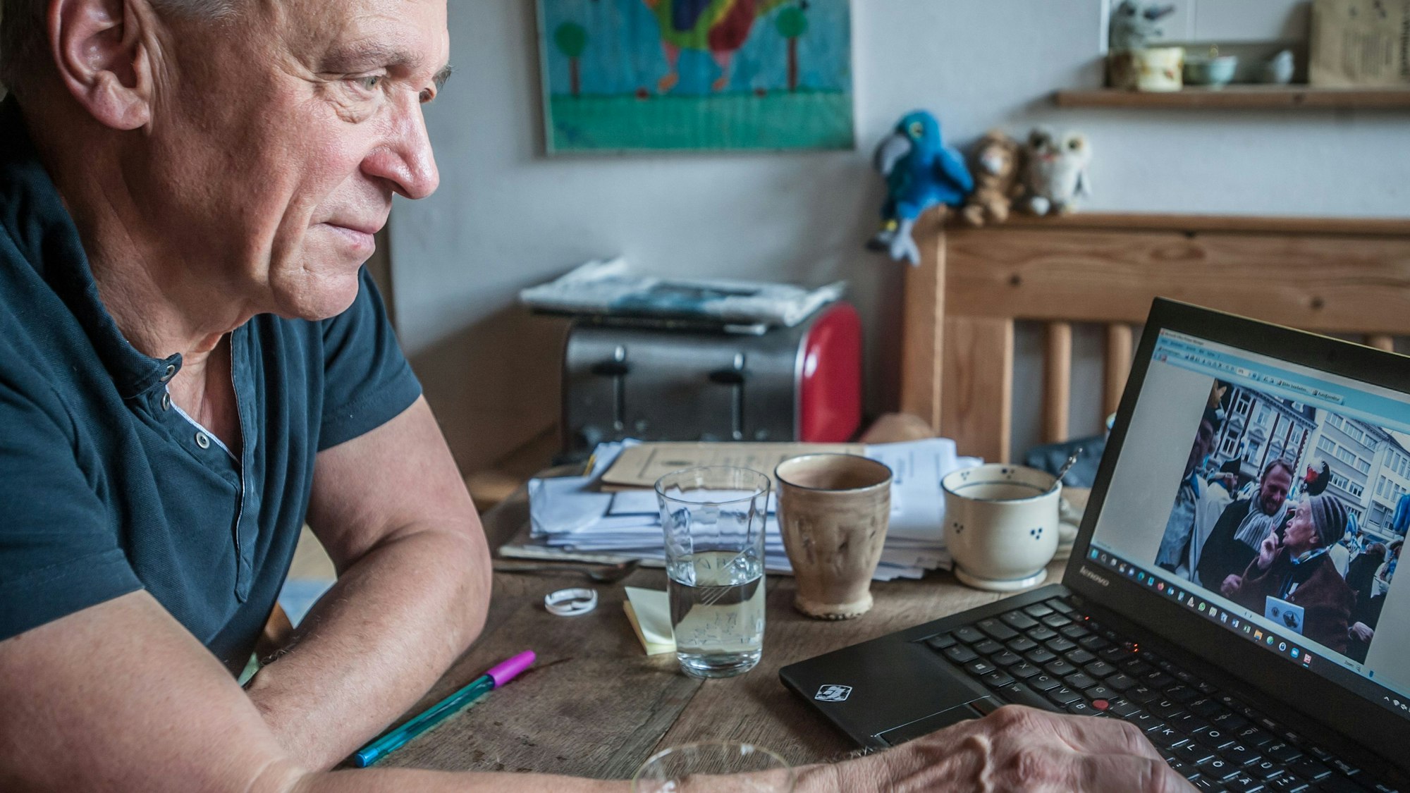 Horst Fülle guckt Bilder seiner Mutter auf dem Laptop an.