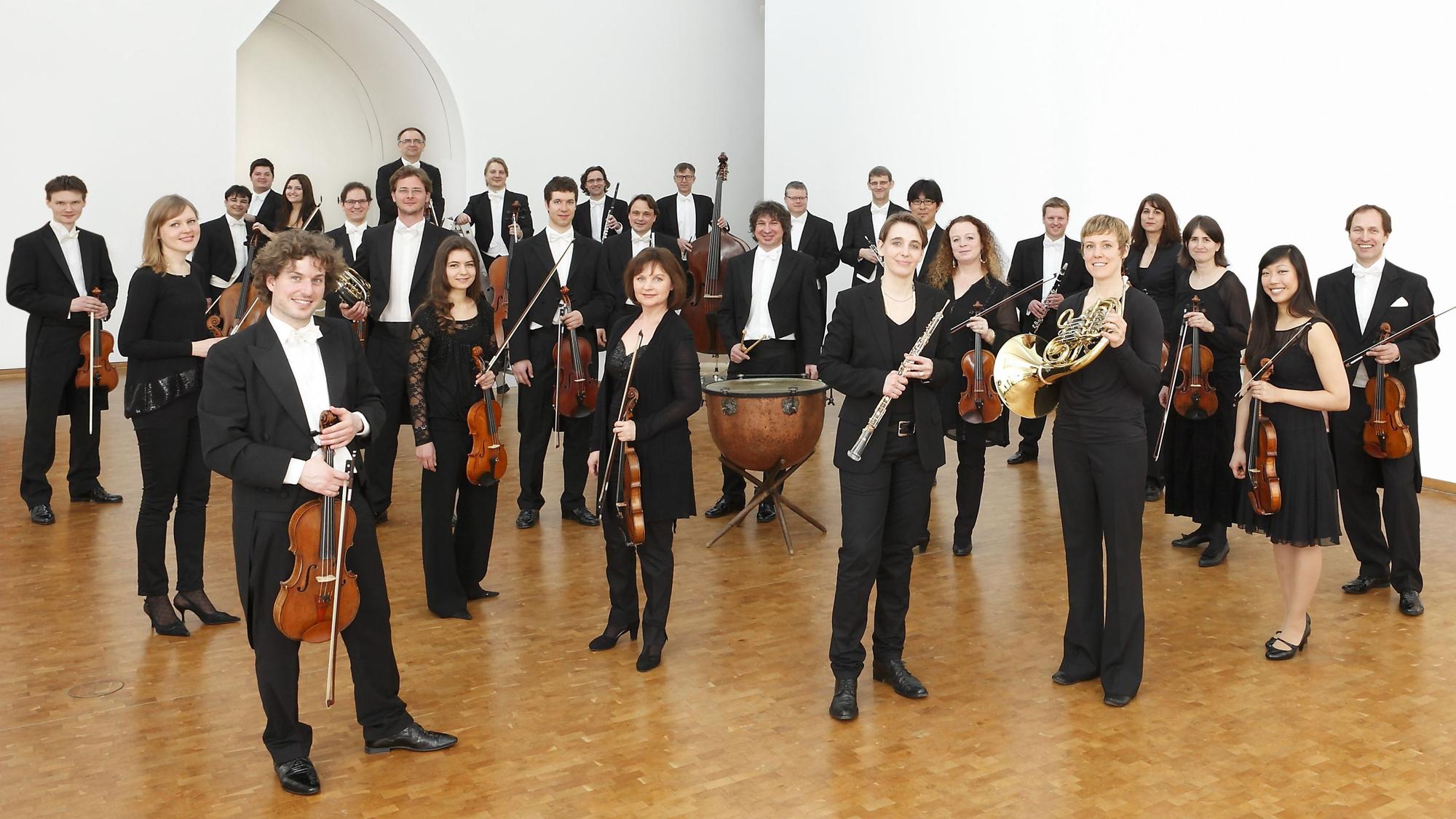Kölner Kammerorchester, 2013 im Museum Ludwig. Sie sind in schwarz gekleidet und halten ihre Instrumente in den Händen.