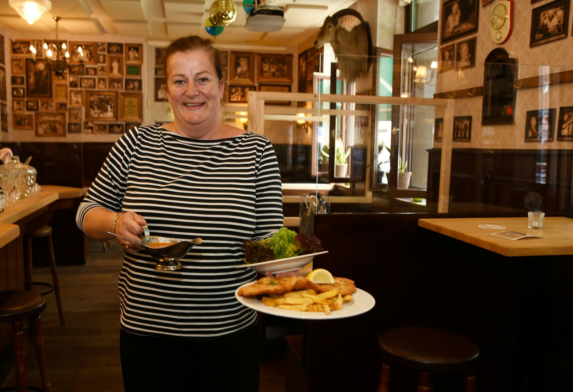 18.08.2020 Köln Maureen Wolf mit Zigeunerschnitzel bei Oma Kleinmann Zülpicher Straße
Foto: Csaba Peter Rakoczy