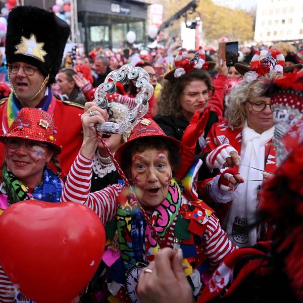 Mehrere Jecken feiern Karneval. Sie sind verkleidet und geschminkt.