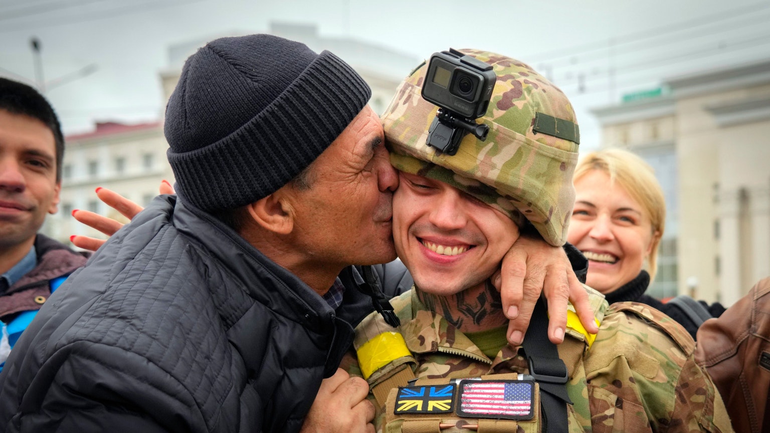 Ein Einwohner von Cherson küsst einen ukrainischen Soldaten.