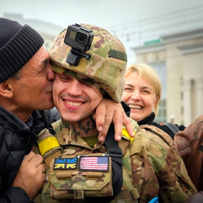 Ein Einwohner von Cherson küsst einen ukrainischen Soldaten.