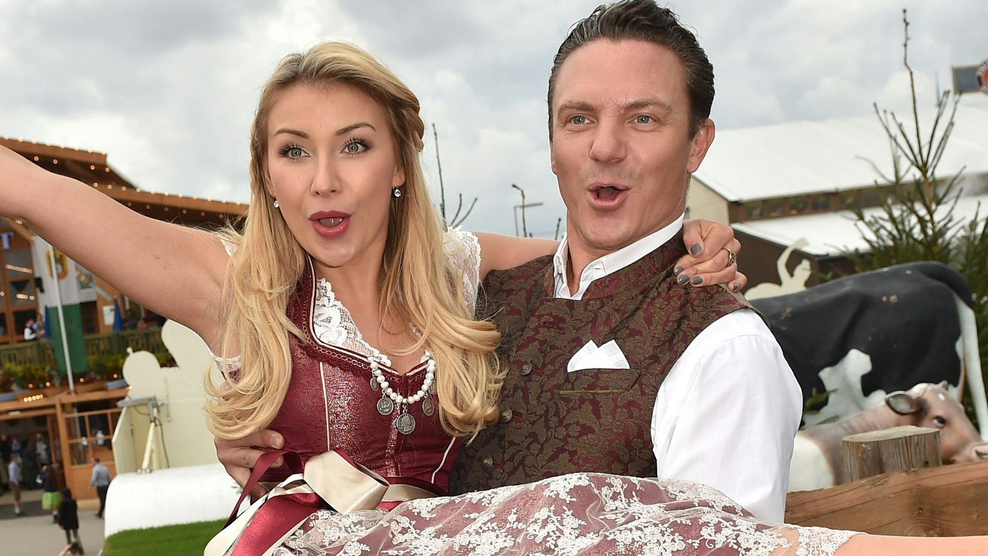 Anna-Carina Woitschack und Stefan Mross beim Oktoberfest 2017 mit offenen Mündern. Sie im Dirndl, er in Tracht.