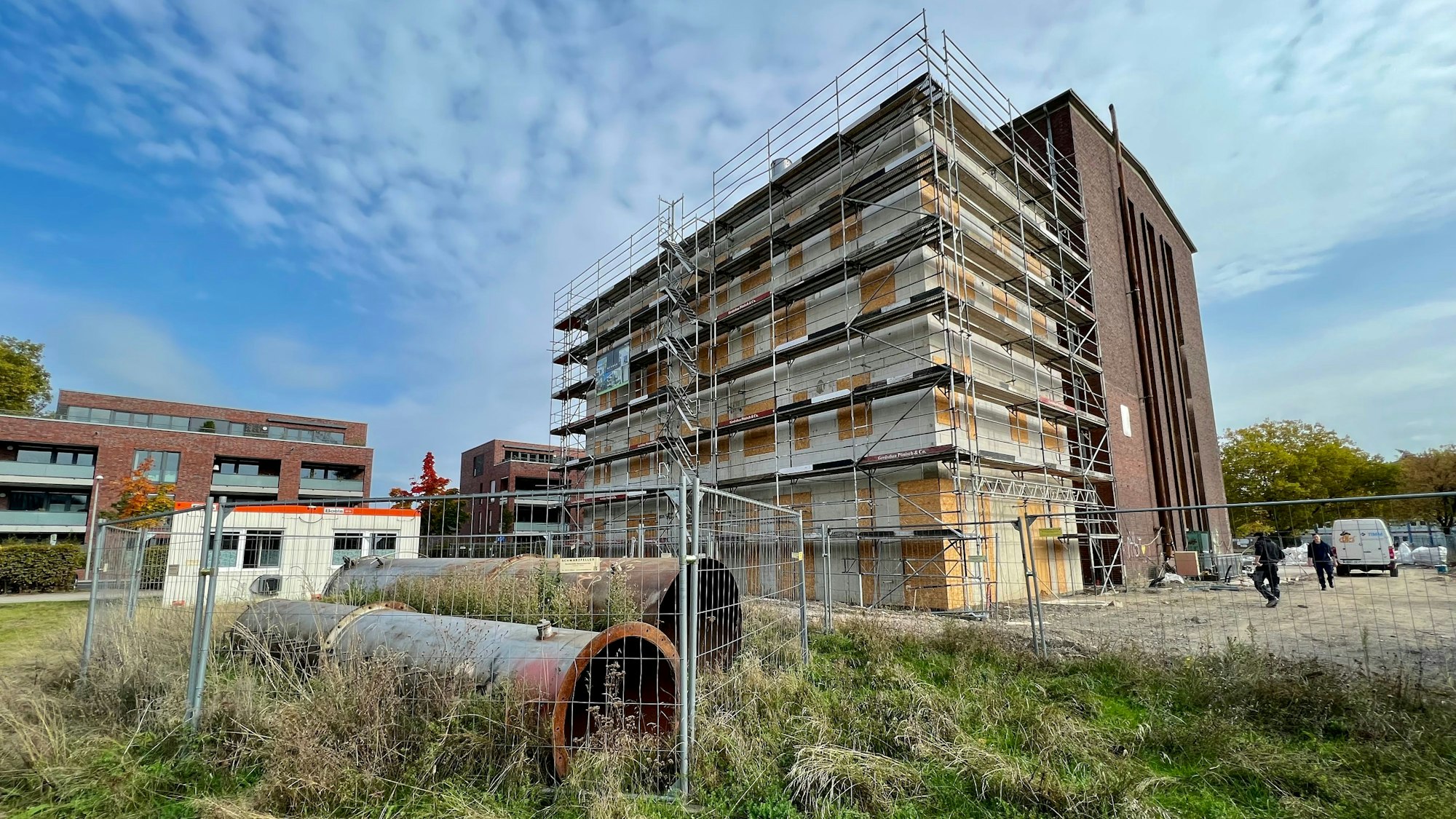 Das eingerüstete Kesselhaus in der Opladener Bahnstadt mit provisorischen Holzverkleidungen in den Fensteröffnungen.