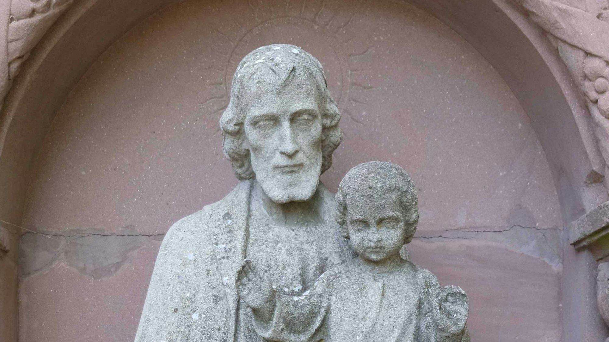 Die Josef-Statue mit Jesuskind steht heute vor der Kirche St. Nikolaus in Wipperfürth.