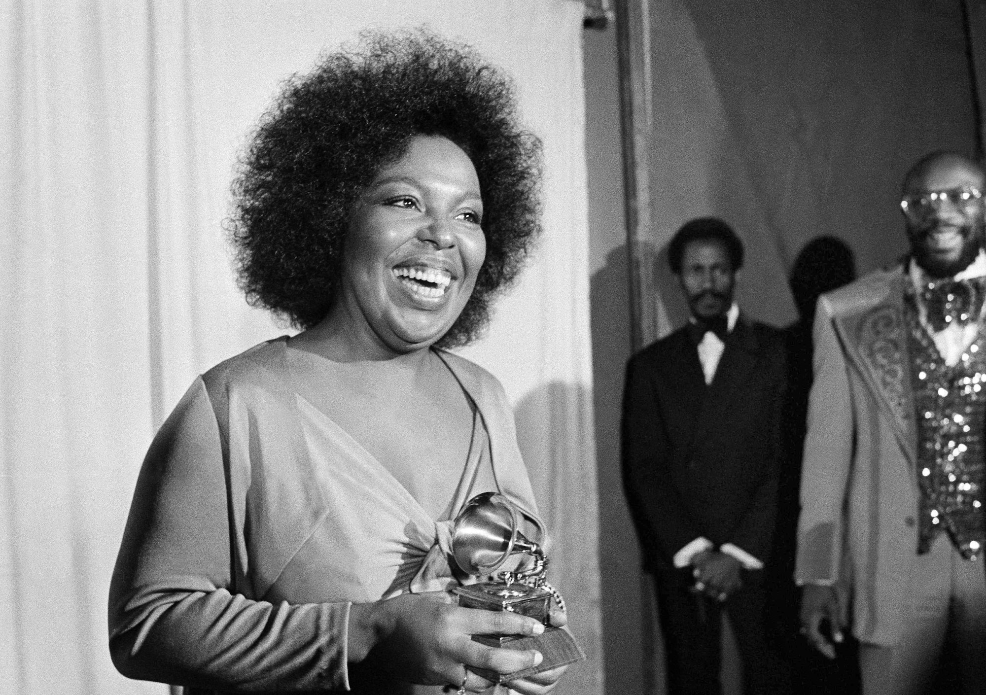 Auf diesem Dateifoto vom 4. März 1974 hält Roberta Flack den Grammy-Preis für ihre Platte „Killing Me Softly With His Song“, während der Sänger Isaac Hayes (rechts) bei der Grammy-Verleihung in Los Angeles zusieht.
